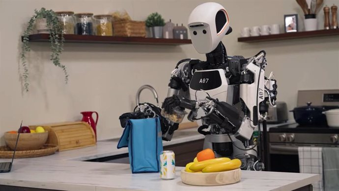 Robot guardando el tuper en la bolsa de la comida