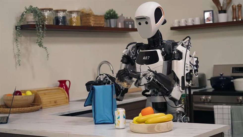 Robot guardando el tuper en la bolsa de la comida