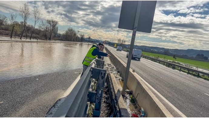 Cortado el acceso a la M-296 desde Loeches a Torrejón por la crecida del río Henares