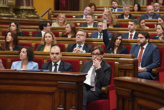 (I-D) La consellera de Economía y Finanzas de la Generalitat, Alícia Romero, el conseller de Presidencia de la Generalitat, Albert Dalmau, y el presidente de la Generalitat de Catalunya, Salvador Illa, durante una sesión de control al Govern, en el Parlam