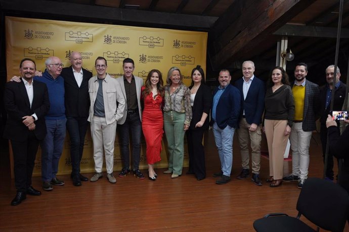 Foto de familia en la presentación de 'La Traviata'.