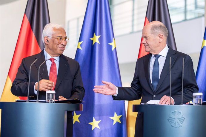 El presidente del Consejo Europeo, António Costa, y el canciller aleman, Olaf Scholz, en rueda de prensa en Berlín.