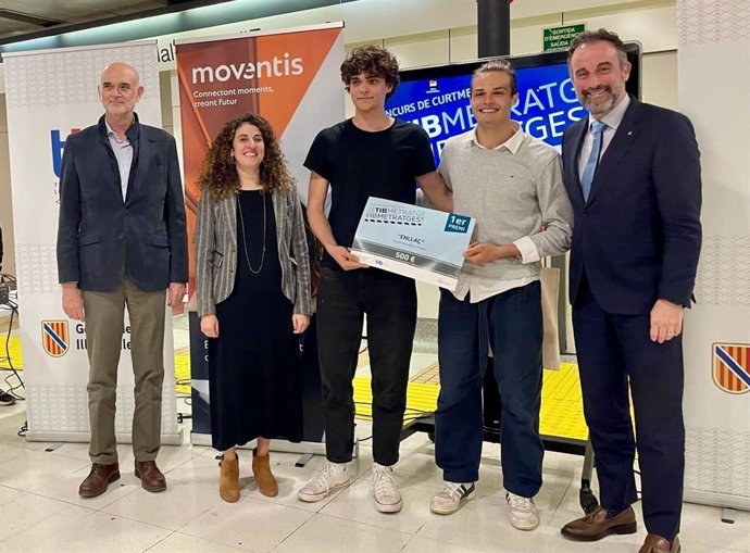 El conseller de Vivienda, Territorio y Movilidad, José Luis Mateo, con los premiados.