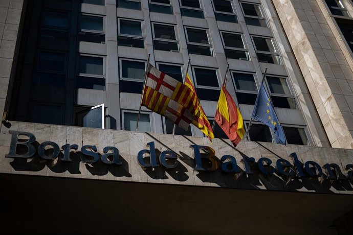 Archivo - Exterior de la Bolsa de Barcelona.