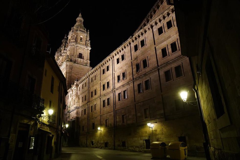 Archivo - Catedral de Salamanca la noche en la que la ciudad ha vivido su primer toque de queda dictado por la Junta de Castilla y León para toda la región, en Salamanca, Castilla y León (España) a 24 de octubre de 2020.