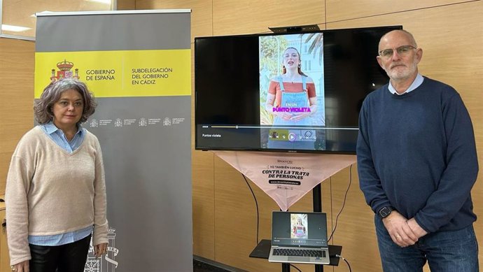 La subdelegada del Gobierno de España en Cádiz, Blanca Flores, y el jefe de la Unidad contra la Violencia sobre la Mujer, Manuel Barranco, presentan una campaña contra violencia machistas.