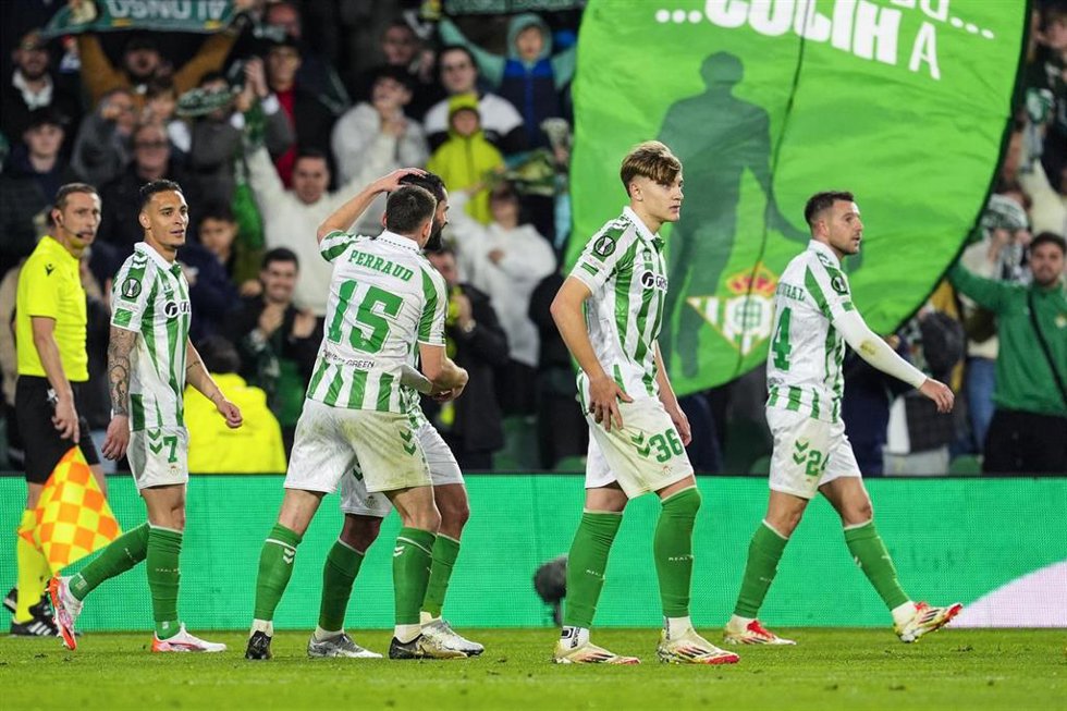 Los jugadores del Real Betis celebran un gol.