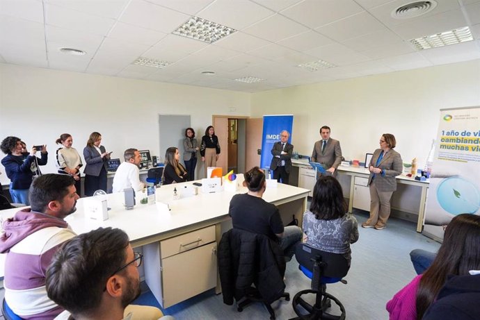 El alcalde de Córdoba, José María Bellido, junto a Blanca Torrent y Antonio Díaz en Córdoba Biotech.