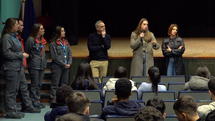 Charla informativa, organizado por el Ayuntamiento de Palos de la Frontera y Moeve  a los estudiantes de cuarto de la ESO.