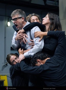 La puesta en escena de Claus Guth -inspirada en la famosa serie de televisión Succession- articula el drama realista de un hombre poderoso y despótico traicionado por sus hijos y los ecos de sus actos en el consciente e inconsciente de los protagonistas.