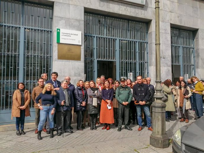 La delegada territorial de Salud y Consumo de la Junta en Córdoba, María Jesús Botella (centro), en el acto de lectura del manifiesto.
