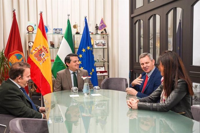 El alcalde de Córdoba, José María Bellido, y el nuevo presidente de Mercasa, José Miñones Conde, en el encuentro institucional con Julián Urbano y Mayte Castillo.