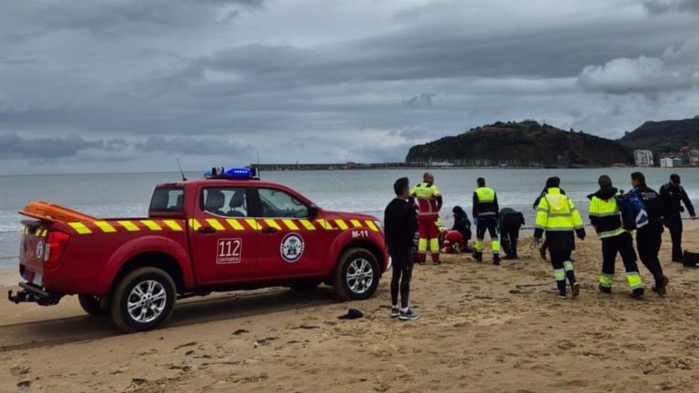Efectivos de emergencias recuperan de una parada cardiaca a una mujer en la playa de la Salvé