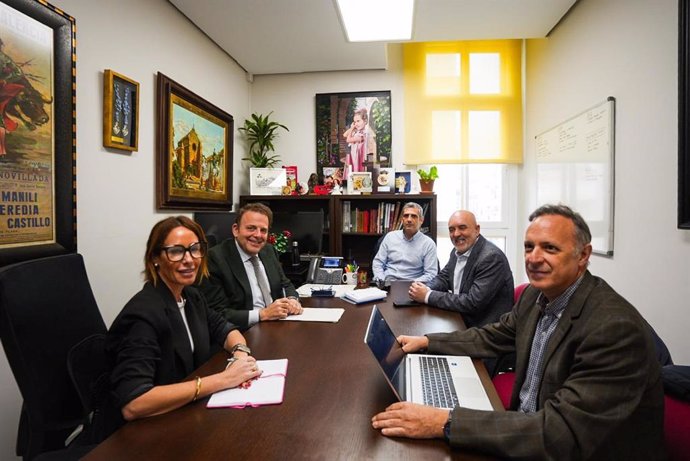 Reunión entre los concejales del Ayuntamiento de Córdoba y los representantes de Comercio Córdoba.