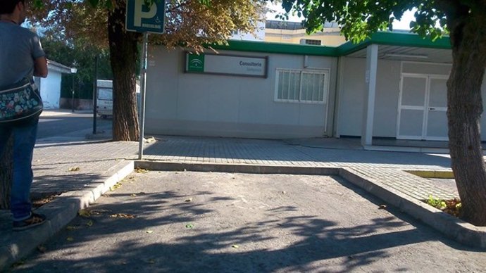 Archivo - Instalaciones prefabricadas del centro de salud de Santiponce
