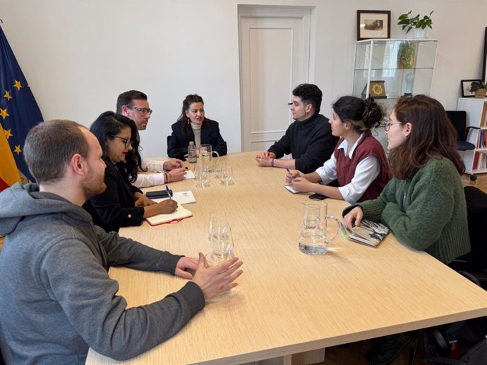 Sira Rego mantiene una reunión con los colectivos Ecolojóvenes y Fridays for Future.