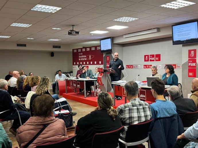Archivo - Una imagen archivo de una asamblea del PSOE de Gijón.