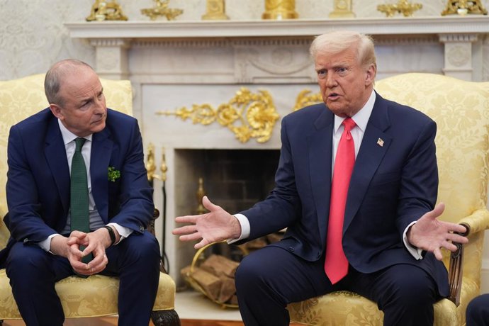 12 de março de 2025, EUA, Washington D.C: O primeiro-ministro irlandês Micheal Martin observa durante uma reunião bilateral com o presidente dos EUA, Donald Trump, antes da recepção do Dia de São Patrício na Casa Branca, em Washington DC, como parte de su