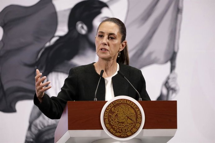 A presidente do México, Claudia Sheinbaum Pardo, anunciou que as tarifas de 25% impostas pelo presidente dos Estados Unidos, Donald Trump, sobre os produtos mexicanos serão adiadas até 2 de abril, durante uma coletiva de imprensa no Palácio Nacional, em 6