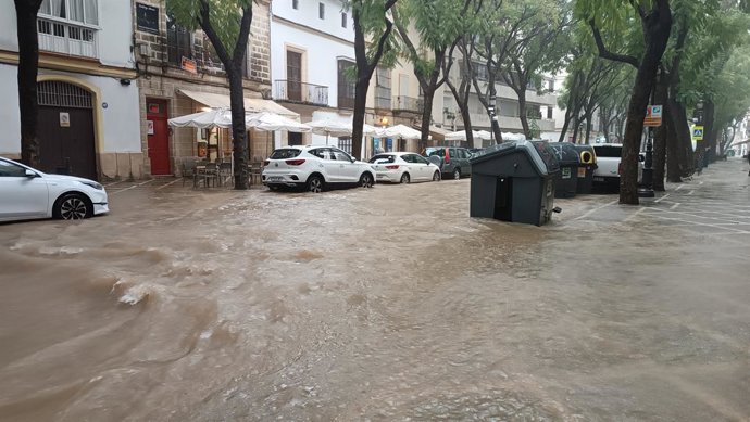 Imagem da rua Porvera, em Jerez de la Frontera (Cádiz), inundada após uma forte chuva de água.