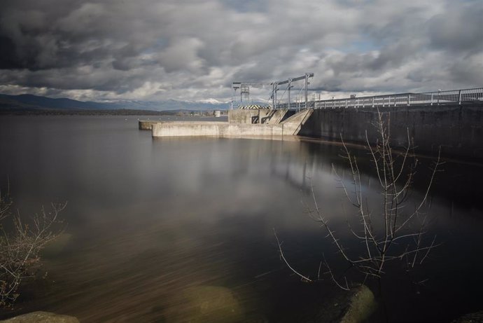 Vista del embalse de Valmayor, a 12 de marzo de 2025, en Valdemorillo, Madrid (España).
