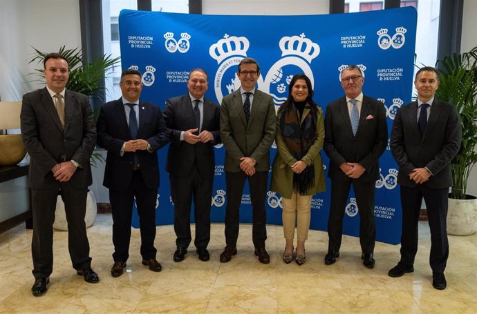 El consejero de Industria, Energía y Minas de la Junta de Andalucía, Jorge Paradela, junto a autoridades locales en su visita a la Diputación de Huelva.