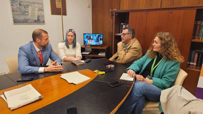 De izquierda a derecha Marco Antonio González, Jefe de Gabinete de la Secretaría de la Consejera;Teresa Melgar Ortega, Primera Teniente de Alcalde de Santiponce; Juan José Ortega, alcalde; y Ana Girón, edil de Urbanismo