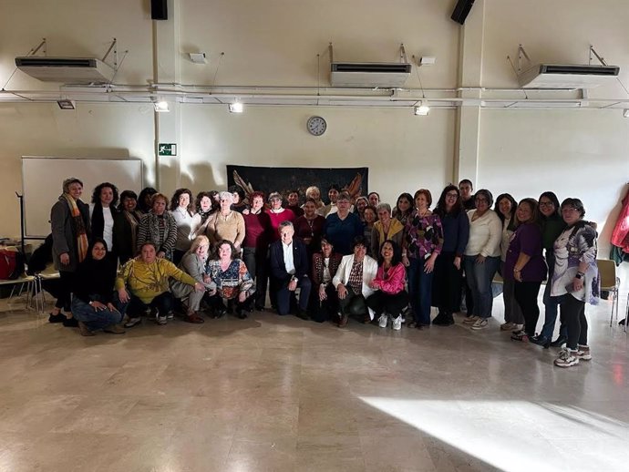El alcalde de Logroño visita uno de los talleres para desarrollo personal de mujeres organizado por Servicios Sociales