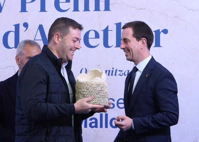 El presidente del Consell de Mallorca, Llorenç Galmés, y el pastelero premiado, Pep Trias.