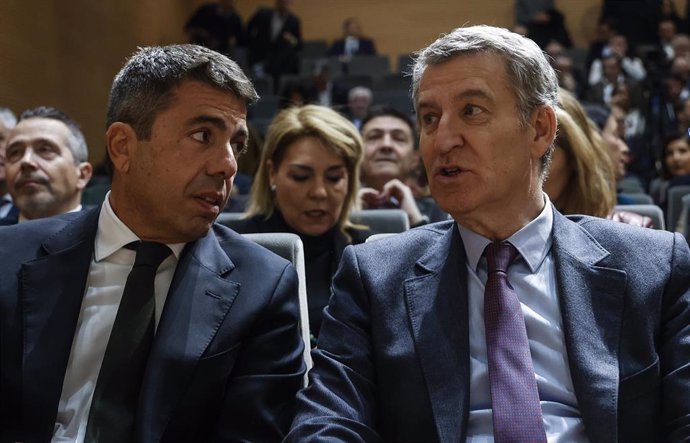 Archivo - El presidente del Partido Popular, Alberto Núñez Feijóo, y el president de la Generalitat, Carlos Mazón, durante un encuentro empresarial en Valencia.