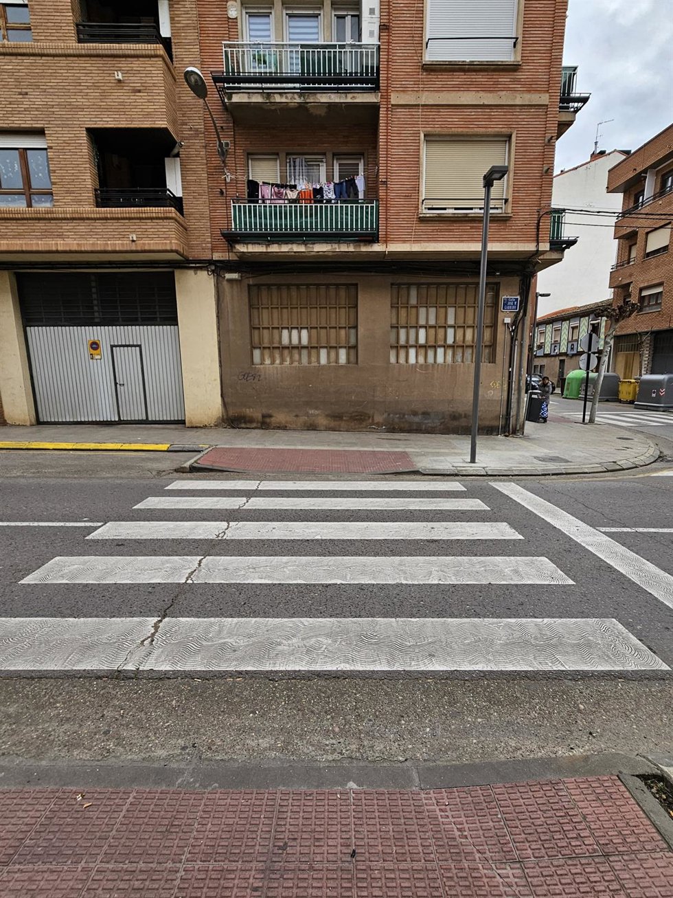 Finalizados los trabajos de mejora de la iluminación de los pasos de peatones de los cruces de José María Garrido con Ramón Subirán y General Iriarte
