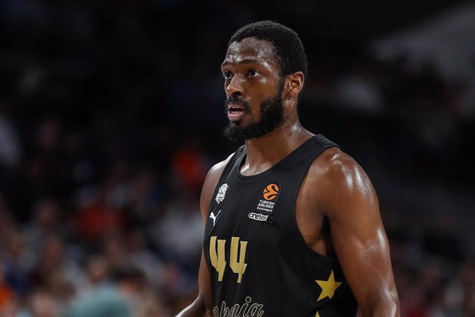 Archivo - Kamar Baldwin of Baskonia Vitoria-Gasteiz looks on during the Turkish Airlines EuroLeague Regular Season Round 23 match between Real Madrid and Baskonia Vitoria-Gasteiz at Movistar Arena on January 23, 2025 in Madrid, Spain.