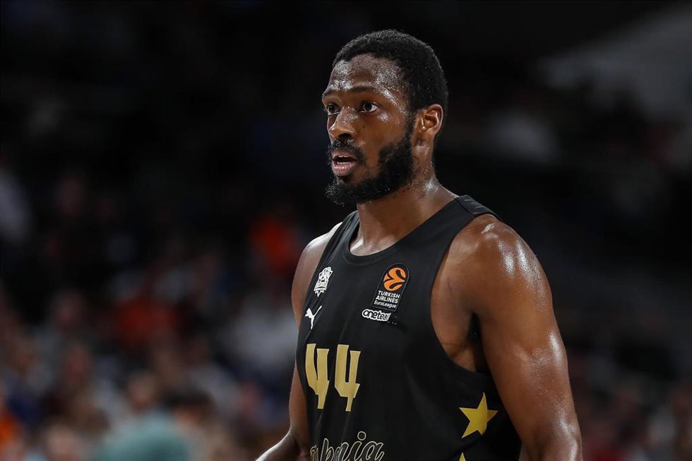 Archivo - Kamar Baldwin of Baskonia Vitoria-Gasteiz looks on during the Turkish Airlines EuroLeague Regular Season Round 23 match between Real Madrid and Baskonia Vitoria-Gasteiz at Movistar Arena on January 23, 2025 in Madrid, Spain.