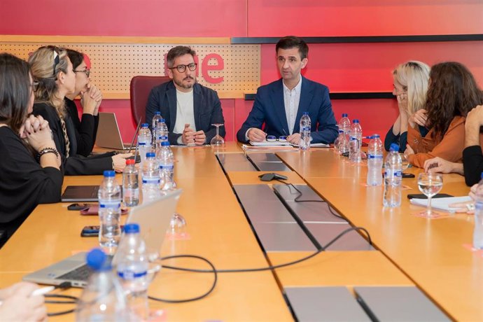 De izquierda a derecha: el director de Televisión Española, Sergio Calderón y el presidente de la Corporación, José Pablo López, durante la reunión con las asociaciones productoras de cine, el 12 de marzo de 2025, en Madrid.