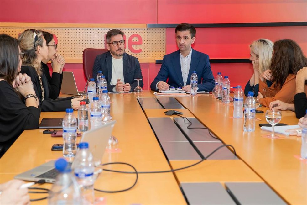 De izquierda a derecha: el director de Televisión Española, Sergio Calderón y el presidente de la Corporación, José Pablo López, durante la reunión con las asociaciones productoras de cine, el 12 de marzo de 2025, en Madrid.