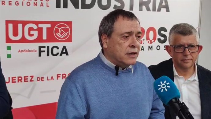El secretario general de UGT FICA, Mariano Hoya, atiende a los medios antes del séptimo Congreso Regional de UGT FICA Andalucía, que se está celebrando en Jerez de la Frontera (Cádiz)