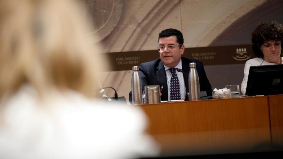 El consejero de Hacienda, Gobernanza Pública, Sociedad Digital y Portavocía, Alfonso Domínguez, comparece a petición propia en el Parlamento de La Rioja para exponer la posición adoptada por el Gobierno regional ante la propuesta de quita de deuda