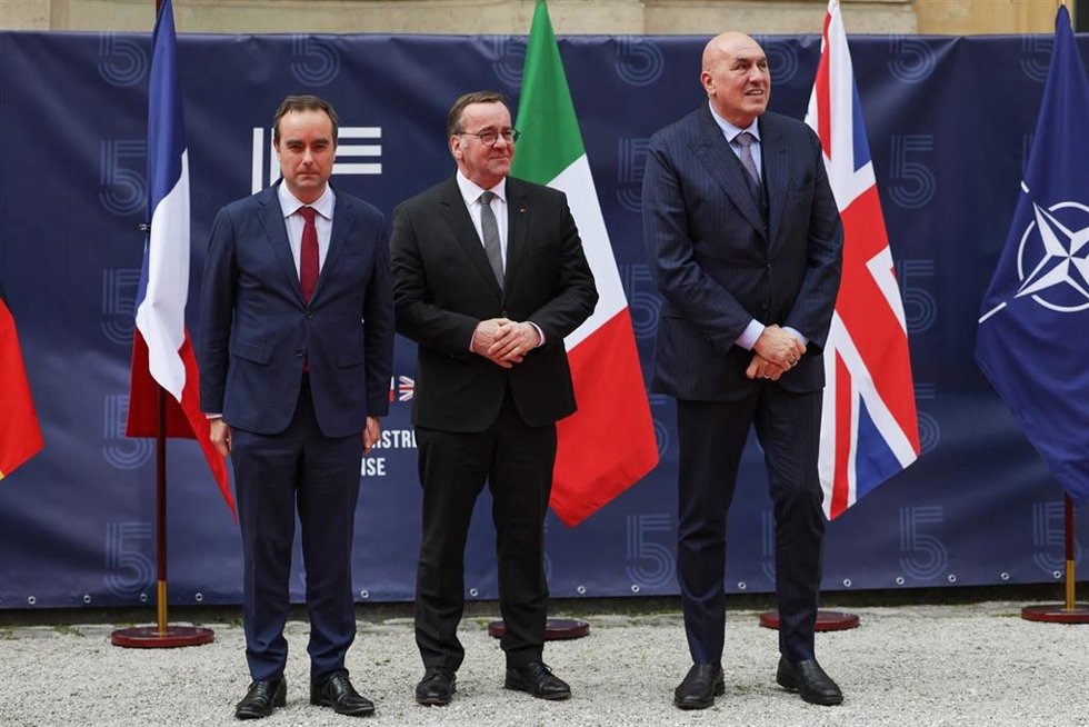 El ministro de Defensa de Francia, Sébastien Lecornu, con sus homólogos europeos 