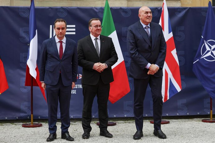 12 de março de 2025, França, Paris: (E-D) O ministro da Defesa da França, Sebastien Lecornu, o ministro da Defesa da Alemanha, Boris Pistorius, e o ministro da Defesa da Itália, Guido Crosetto, chegam para uma reunião de cinco ministros da Defesa europeus