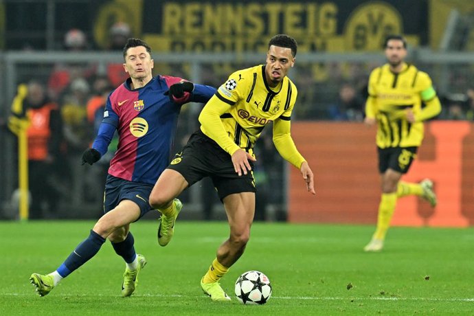 Archivo - 11 de dezembro de 2024, Renânia do Norte-Vestfália, Dortmund: Robert Lewandowski (esq.), do Barcelona, e Felix Nmecha, do Dortmund, disputam a bola durante a partida de futebol da Liga dos Campeões da UEFA entre Borussia Dortmund e FC Barcelona 
