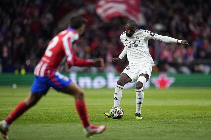 Antonio Rudiger, do Real Madrid, em ação durante a partida da segunda mão das oitavas de final da Liga dos Campeões da UEFA 2024/25 entre Atlético de Madrid e Real Madrid CF, no estádio Riyadh Air Metropolitano, em 12 de março de 2025, em Madri, Espanha.