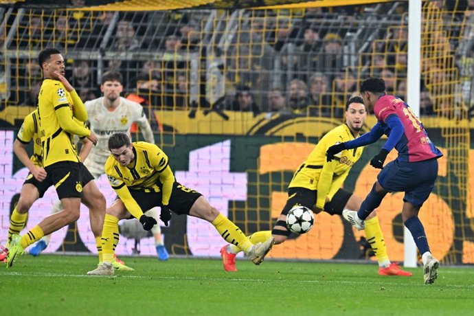 Archivo - 11 de dezembro de 2024, Renânia do Norte-Vestfália, Dortmund: Lamine Yamal, do Barcelona, chuta para o gol do Dortmund durante a partida de futebol da Liga dos Campeões da UEFA entre Borussia Dortmund e FC Barcelona no Signal Iduna Park. Foto: B