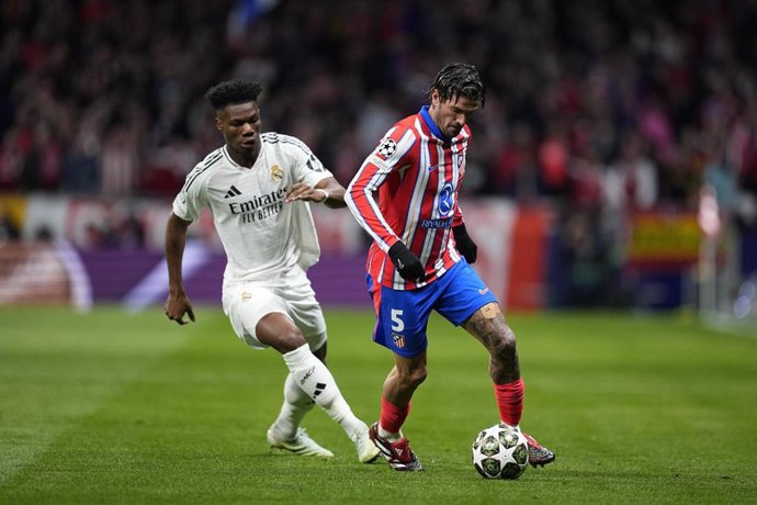 Aurélien Tchouaméni persigue a Rodrigo de Paul durante la vuelta de octavos de final de la Liga de Campeones 24-25 entre el Atlético de Madrid y el Real Madrid