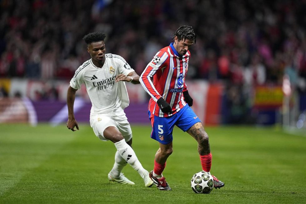 Aurélien Tchouaméni persigue a Rodrigo de Paul durante la vuelta de octavos de final de la Liga de Campeones 24-25 entre el Atlético de Madrid y el Real Madrid