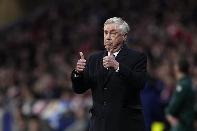 El entrenador del Real Madrid, Carlo Ancelotti, ante el Atlético de Madrid, en la vuelta de octavos de final de la Champions. 