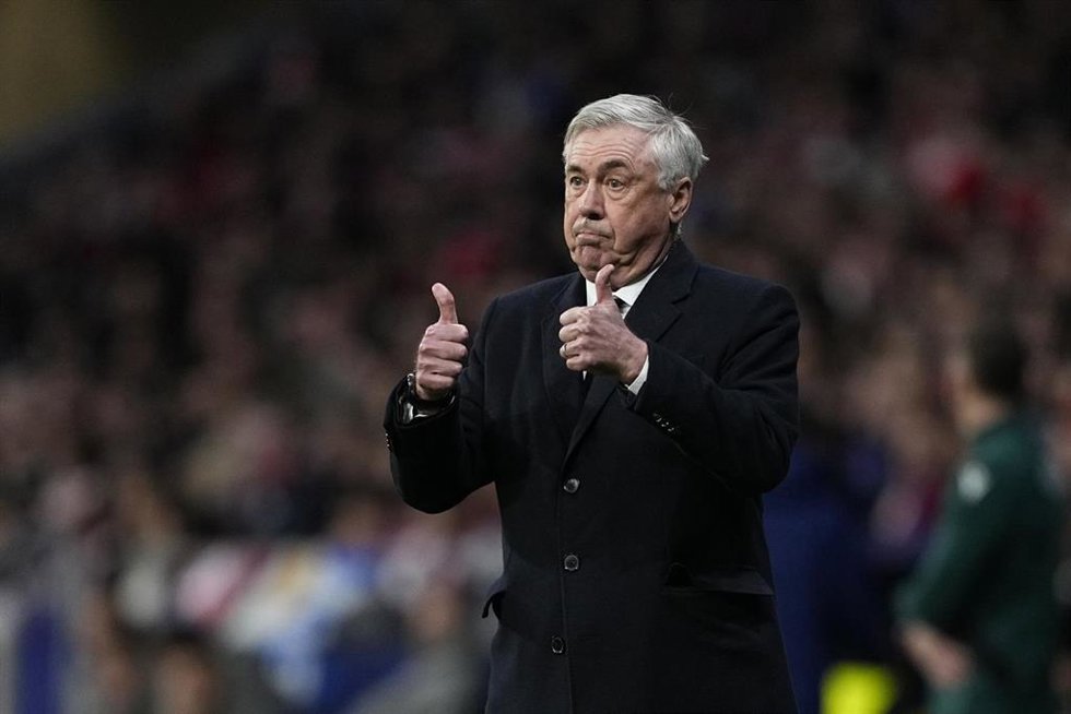 El entrenador del Real Madrid, Carlo Ancelotti, ante el Atlético de Madrid, en la vuelta de octavos de final de la Champions. 