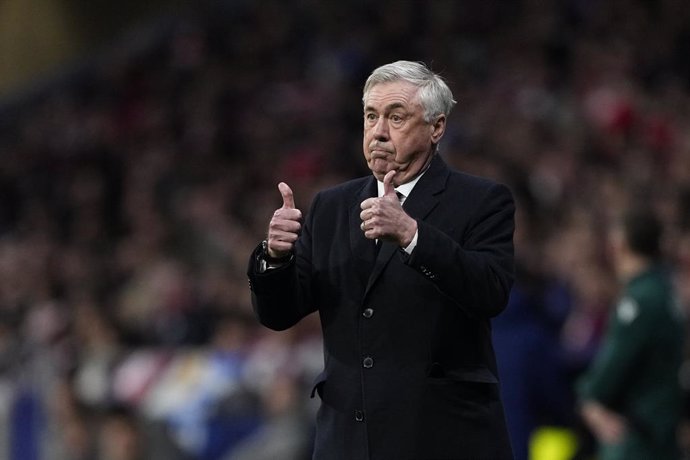 Carlo Ancelotti, técnico do Real Madrid, gesticula durante a partida da segunda mão das oitavas de final da Liga dos Campeões da UEFA 2024/25 entre Atlético de Madrid e Real Madrid CF, no estádio Riyadh Air Metropolitano, em 12 de março de 2025, em Madri,