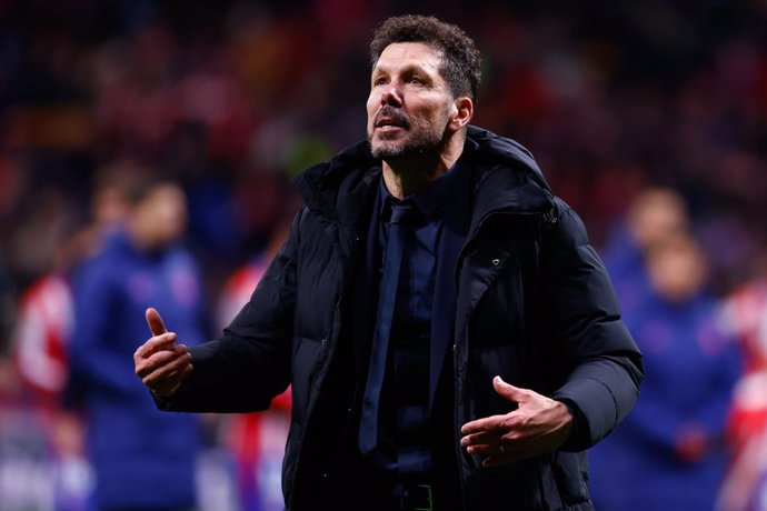 Diego Pablo Simeone, técnico do Atlético de Madri, reage durante a partida de oitavas de final da Liga dos Campeões da UEFA 2024/25 entre o Atlético de Madri e o Real Madrid CF, no estádio Riyadh Air Metropolitano, em 12 de março de 2025, em Madri, Espanh
