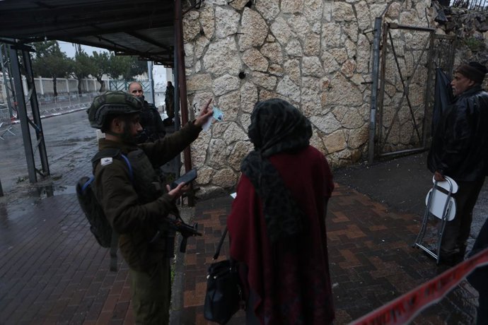 7 de março de 2025, Belém, Cisjordânia, Território Palestino: Palestinos passam por um posto de controle israelense enquanto se dirigem para assistir às primeiras orações de sexta-feira do mês de jejum do Ramadã na mesquita al-Aqsa de Jerusalém, na cidade