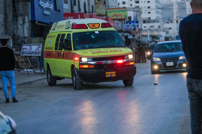 Archivo - 2 de dezembro de 2022, Nablus, Cisjordânia, Palestina: A ambulância do Magen David Adom transporta o corpo do palestino que foi morto durante a prisão por um soldado israelense em Hawara, na Cisjordânia ocupada.